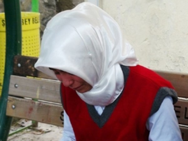 Başörtülü Küçük Öğrenci Linç Edildi