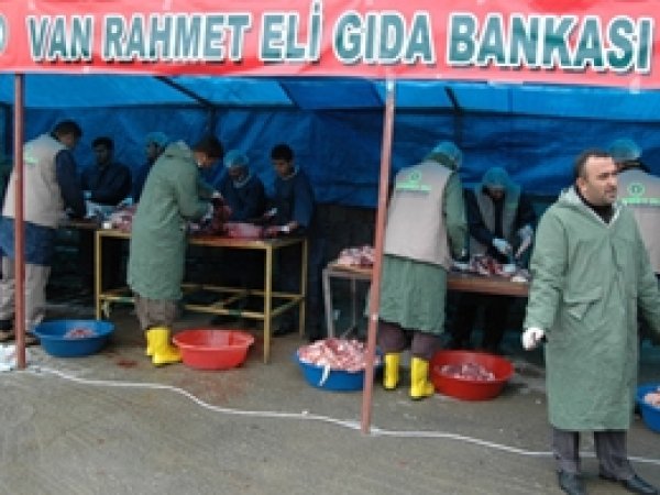 Van Rahmeteli 2 Bin Aileye Et Dağıttı