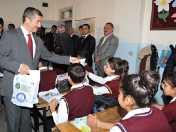 174 Bin Öğrenciye Temizlik Seti Hediye Edildi