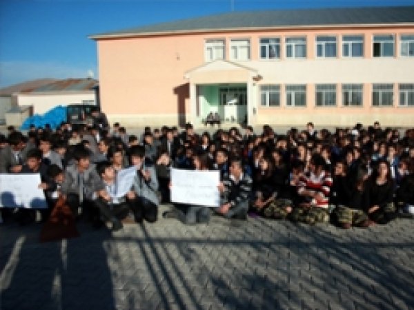 Okul Saldırıları Öğrencileri İsyan Ettirdi