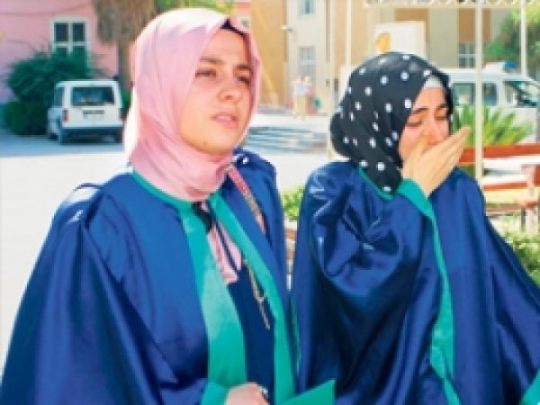 Başörtülülere Karşı KESK-Müdür İşbirliği!
