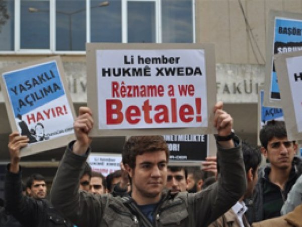 Öğrenciler Yasağı Protesto Etti