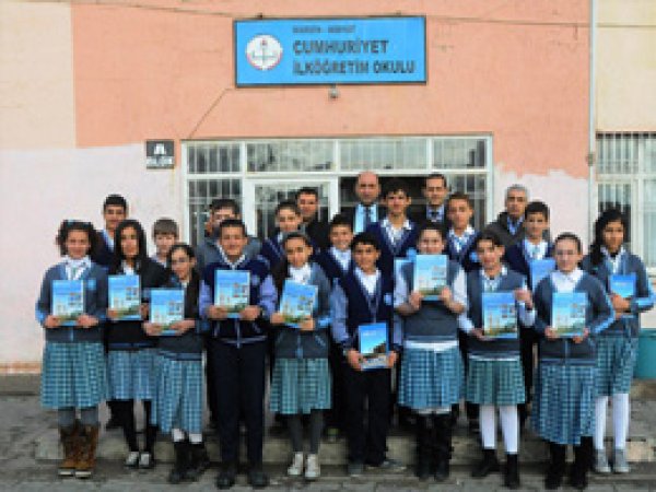 Öğrencilere Kaynak Kitap Seti Dağıtıldı