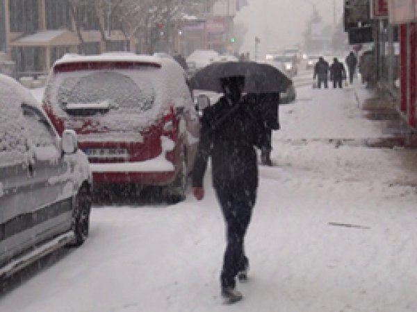 Van'da Yoğun Kar Yağışı Hayatı Olumsuz Etkiliyor