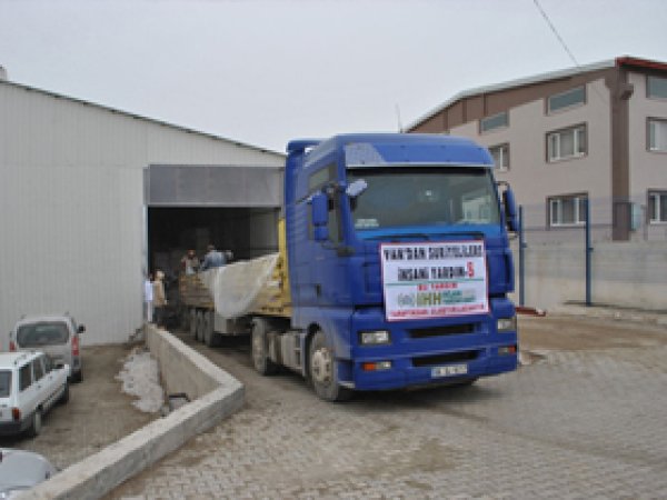 Van'dan Suriye'ye 5 TIR Yardım 
