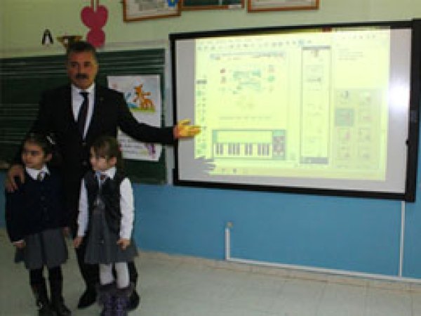 Belediyeden Öğrencilere Akıllı Tahta 