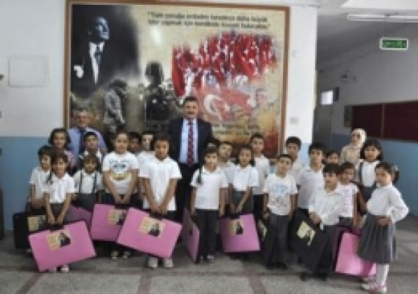 Toroslar'da Öğrencilere Kırtasiye Yardımı Yapıldı
