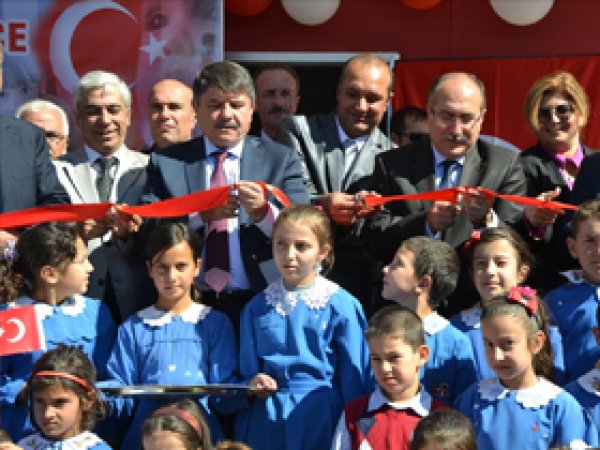 Köylüler Kendi Okullarını Yaptı