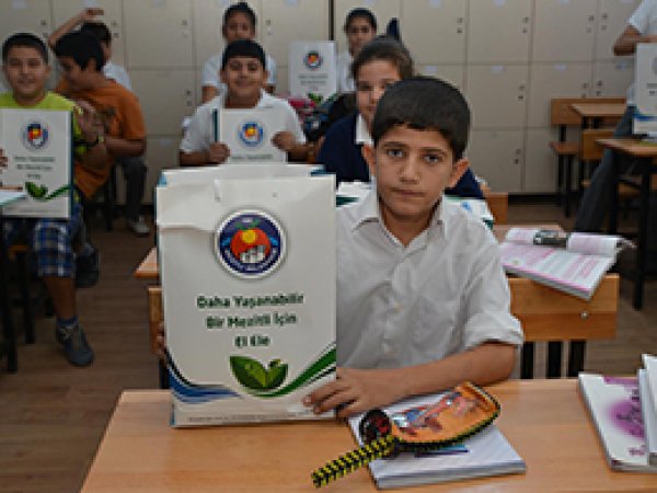 Mersin'de Okullara Kırtasiye Desteği