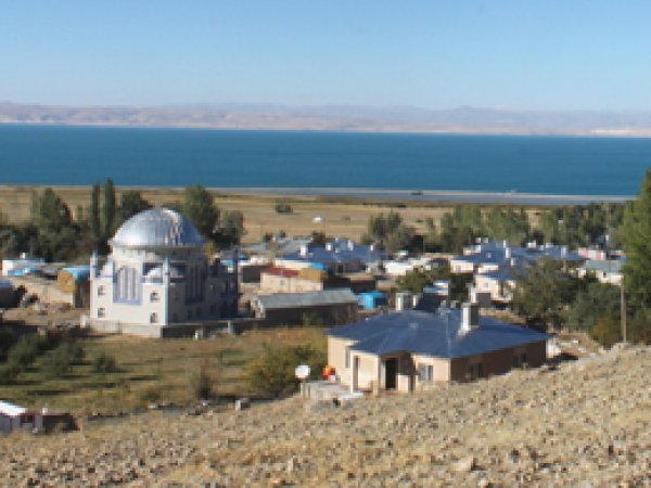 Gölün Yanında Suya Muhtaç Yaşıyorlar