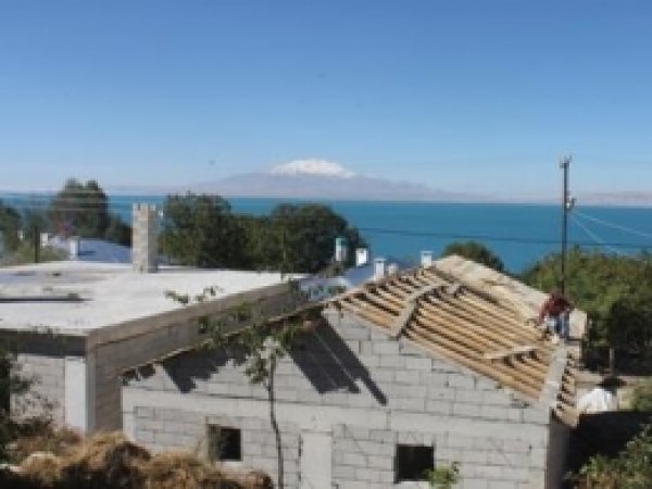 Van Gölü Manzaralı Modern Ahırlar