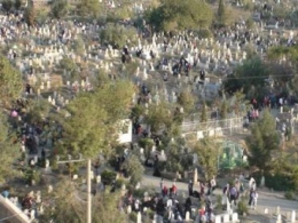 Cizreliler Bayram Arefesinde Mezarlığa Akın Etti
