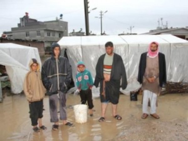 Suriyeli Sığınmacılar Yardım Bekliyor