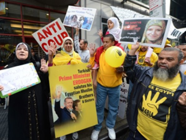 Times Meydanı'nda Darbe Protestosu
