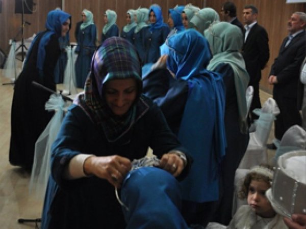12 Genç Kıza Hafızlık Tacı
