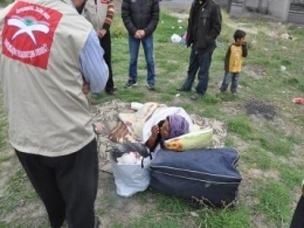 Sokakta Kalan Suriyelilere İLİM DER Sahip Çıktı