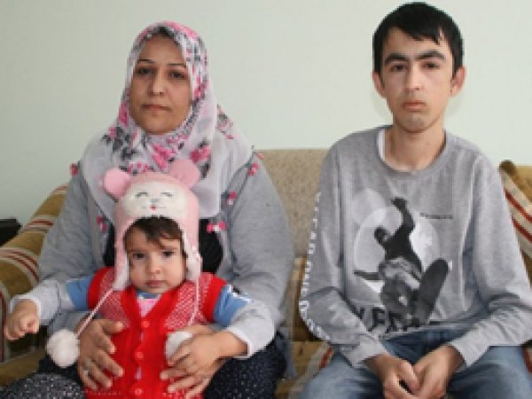 Omurilik Eğriliği Hastası Genç Yardım Bekliyor