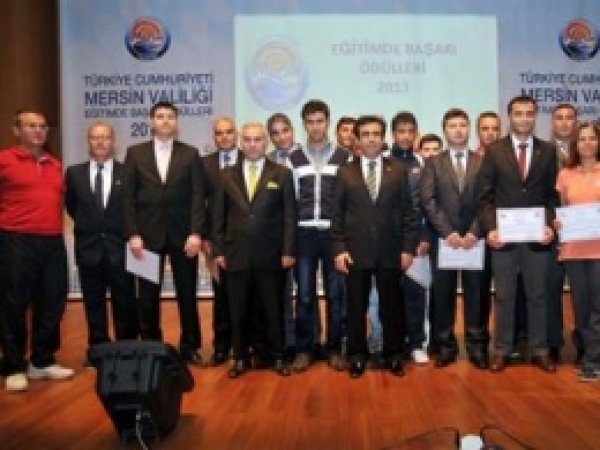 Mersin'de 'Eğitim Ödülleri' Verildi 