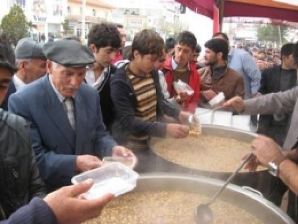 Erciş'te 7 Bin Kişiye Aşure Dağıtıldı 