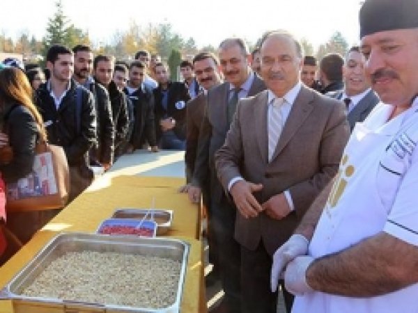 İnönü Üniversite Öğrencilerine Aşure Dağıtıldı 