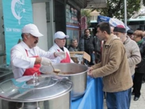 Manisa'da Bin Kişilik Aşure Dağıtıldı 
