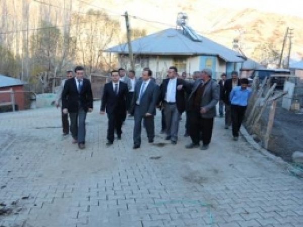 Köydes Köylere Kilitli Parke Döşedi 