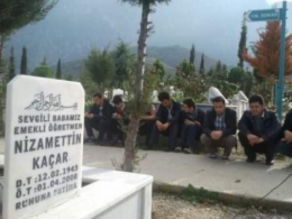 İmam Hatipliler Vefat Eden Öğretmelerini Unutmadı 