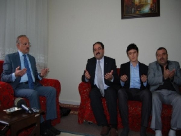 Vali Kız İsteme Merasimine Katıldı  