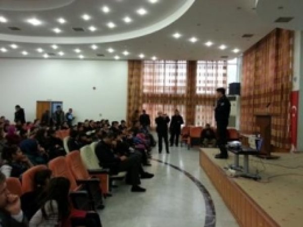 İlkokul ve Ortaokul Öğrencilerine Trafik Semineri Verildi 