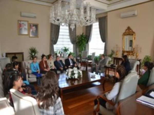 'Çocuk Ve Medya Kongresi'ne Katılan Öğrenciler Valiyi Ziyaret Etti  