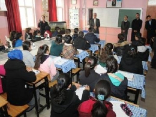 Öğrenciler, Milli Eğitim Müdürünü Soru Yağmuruna Tuttu  