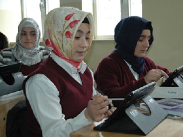 İlk Tabletler İmam Hatip Lisesinde Dağıtıldı