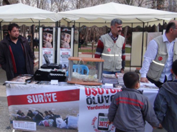 Adıyaman'da Suriye İçin Yardım Standı