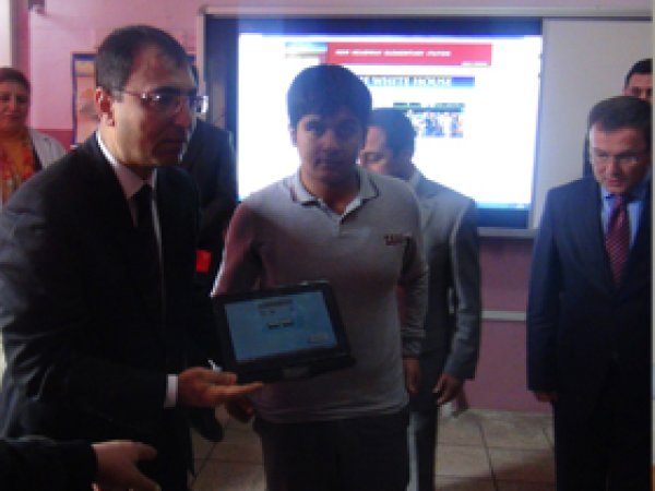 Diyarbakır'da Tablet Bilgisayarlar Dağıtıldı