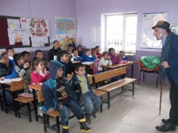 Köy Okulunda Tiyatro Gösterimi 