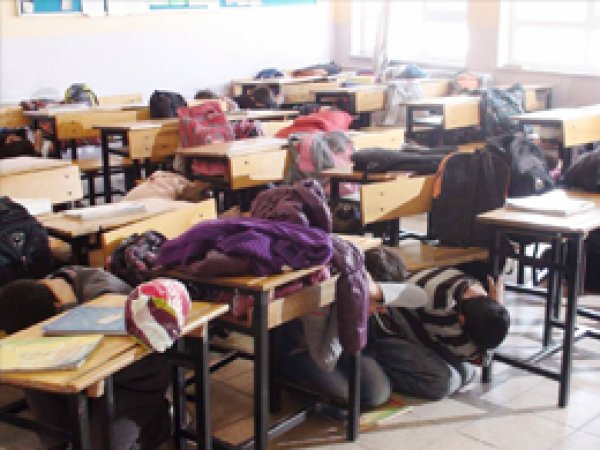 Bursalı Öğrencilerden Deprem Tatbikatı
