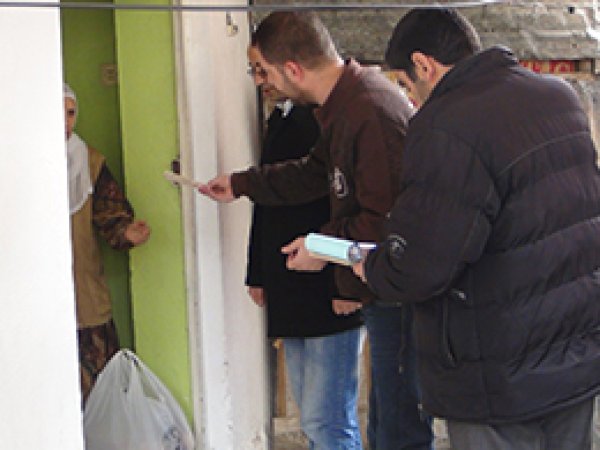 Merhamet Eli Gıda Bankası Muhtaç Aileleri Sevindirdi