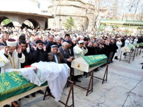 Anne ve 7 Çocuğu Afyonkarahisar'da Defnedildi