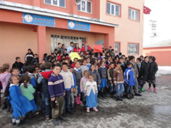 Patnos'ta 800 Öğrenciye Yardım