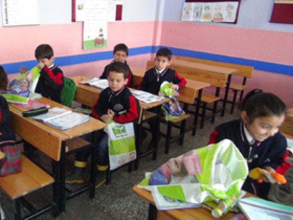 Hayırseverlerden Öğrencilere Kırtasiye Yardımı 