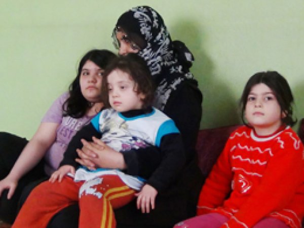 Çocuklarını Çöp Satarak Büyütüyor