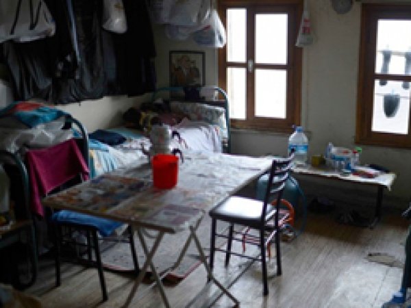 Hayata Bekar Odalarında Tutundular