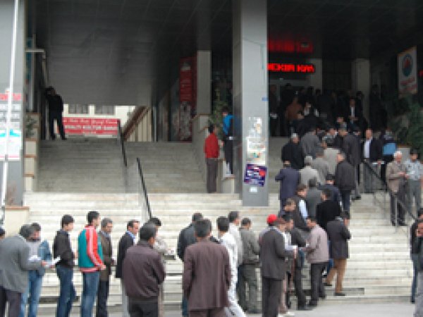 Konut İçin Kuyruk 