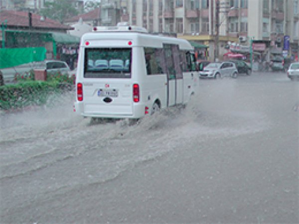 Yağmur Tarsus Caddelerini Dereye Çevirdi 
