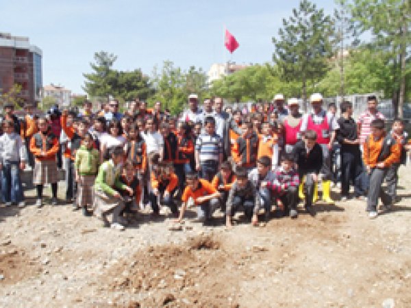 Kovancılar'da Öğrenciler Ağaç Dikti 
