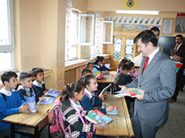 İlkokul Öğrencilerine Kitap Dağıtıldı