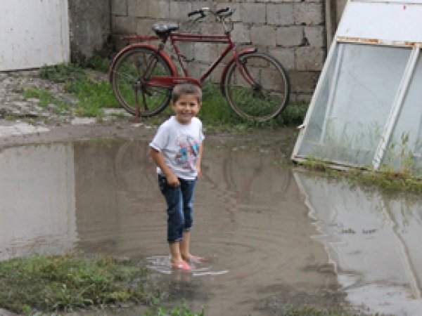 Her Yağmurda Evleri Su Altında Kalıyor