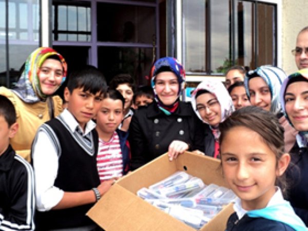 Öğrencilere Kırtasiye Malzemesi Yardımı 