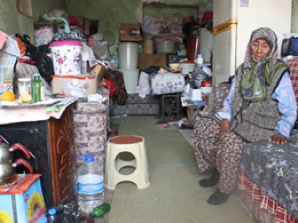8 Aydır Mum Işığında Korkarak Yaşıyor
