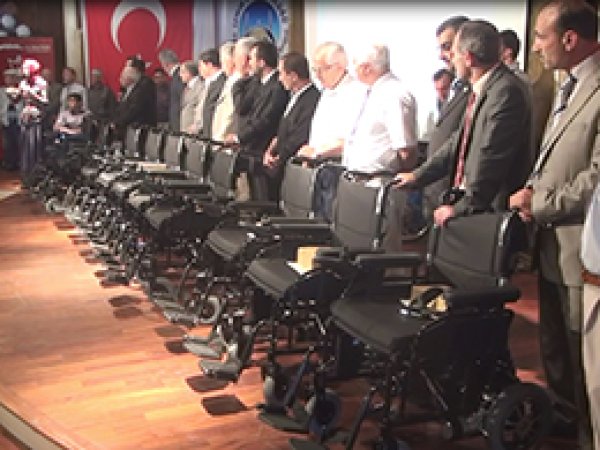 İzmir Müftülüğü 23 Akülü Sandalye Dağıttı
